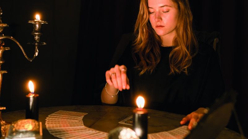 Tarot falında kart çekmek