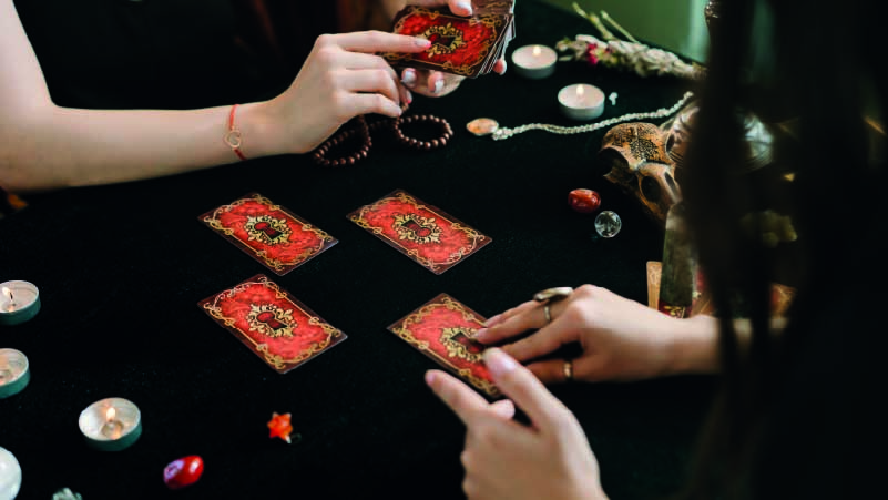 Tarot kartlarını yüz üstü yerleştirin
