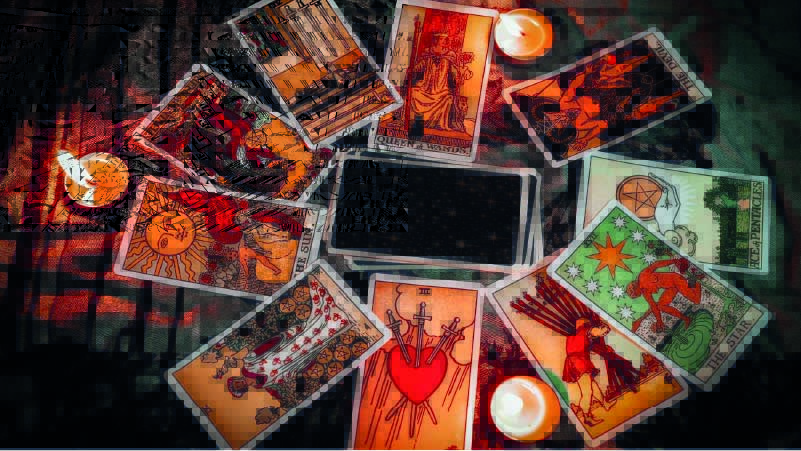 Tarot okuması yaparak sorularınıza cevap arayabilirsiniz.