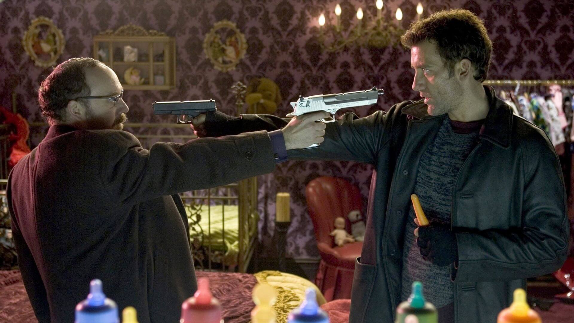Shoot 'Em Up (2007) - En İyi Aksiyon Filmleri listesinde John Woo esintili stilize çatışmalar