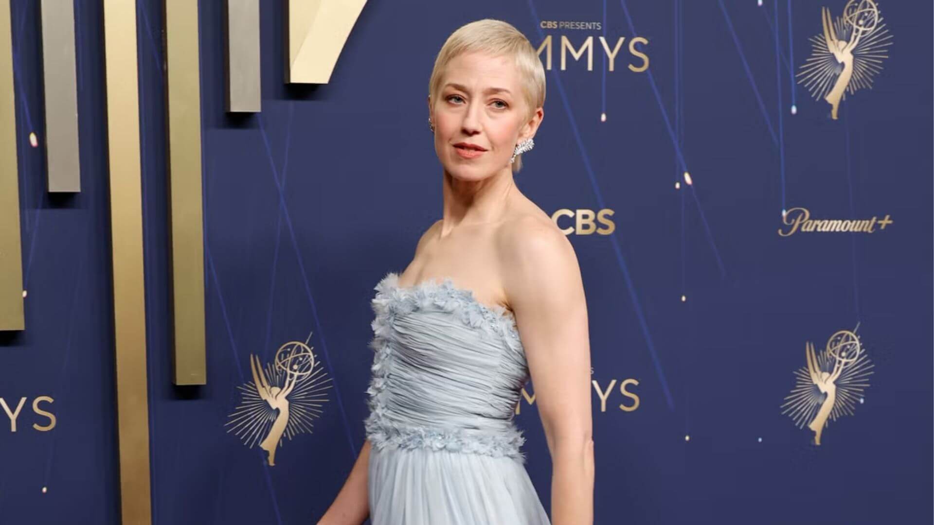 Carrie Coon, 2025 Emmy Ödülleri’nde ışıldayan pixie kesimi ile