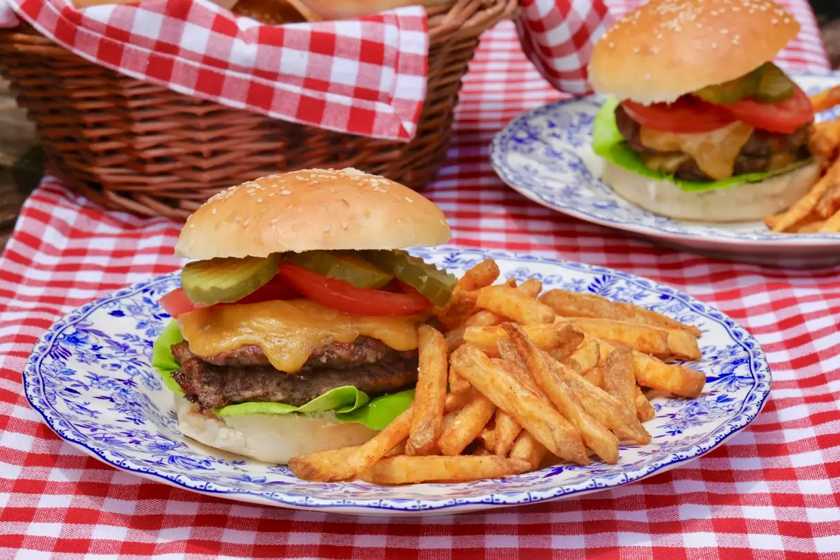 Ev Yapımı Hamburger Köftesi Ve Ekmeği Tarifi