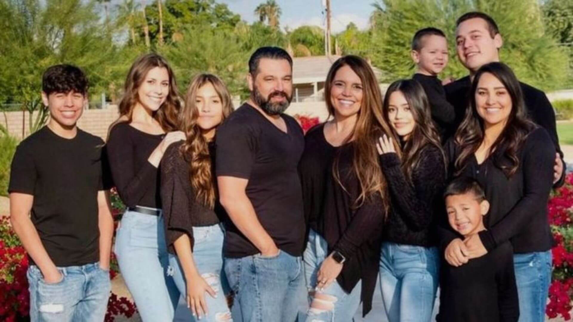 Jenna Marie Ortega, altı çocuğun dördüncüsü olarak, Meksika ve Porto Riko kökenli, birbirine bağlı bir aileden geliyor.