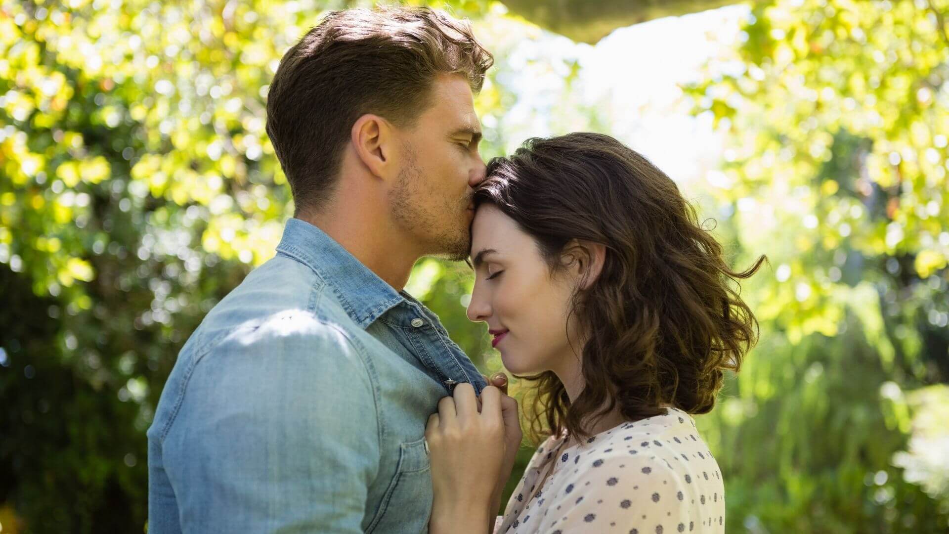 Alın öpücüğü, sevgi, güven ve rahatlama duygusunu taşır.