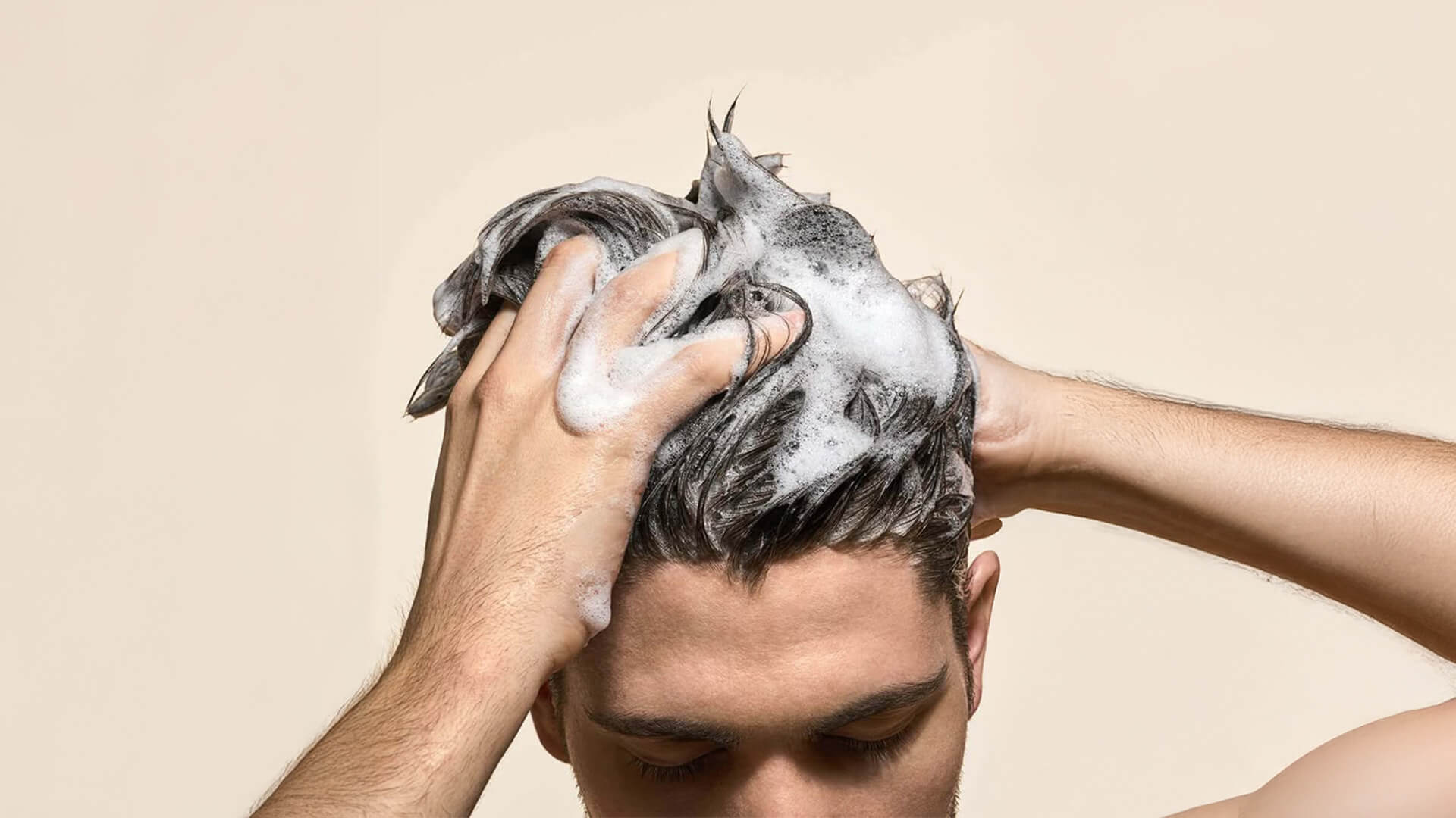 Seyrek Saçlar İçin Etkili Erkek Bakım Rutini - İyi bir saç yıkama rutini şarttır.