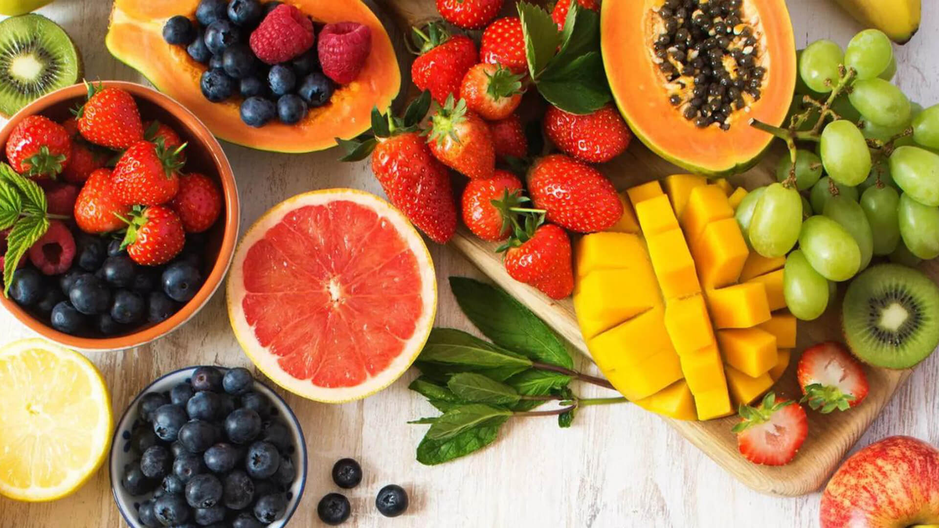 Bitkisel gıdalar, vücudun kendi kolajenini üretmesine ve korumasına yardımcı olan C vitamini, çinko ve amino asitleri sağlar 