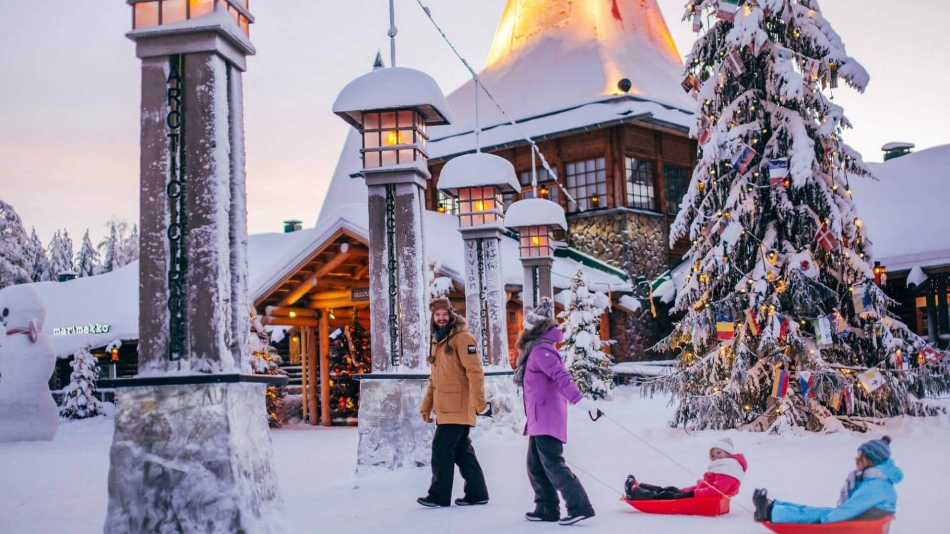 Finlandiya Laponyası’nda bulunan Rovaniemi’deki Santa Claus Village, çok daha içine alan bir kış deneyimi sunar: