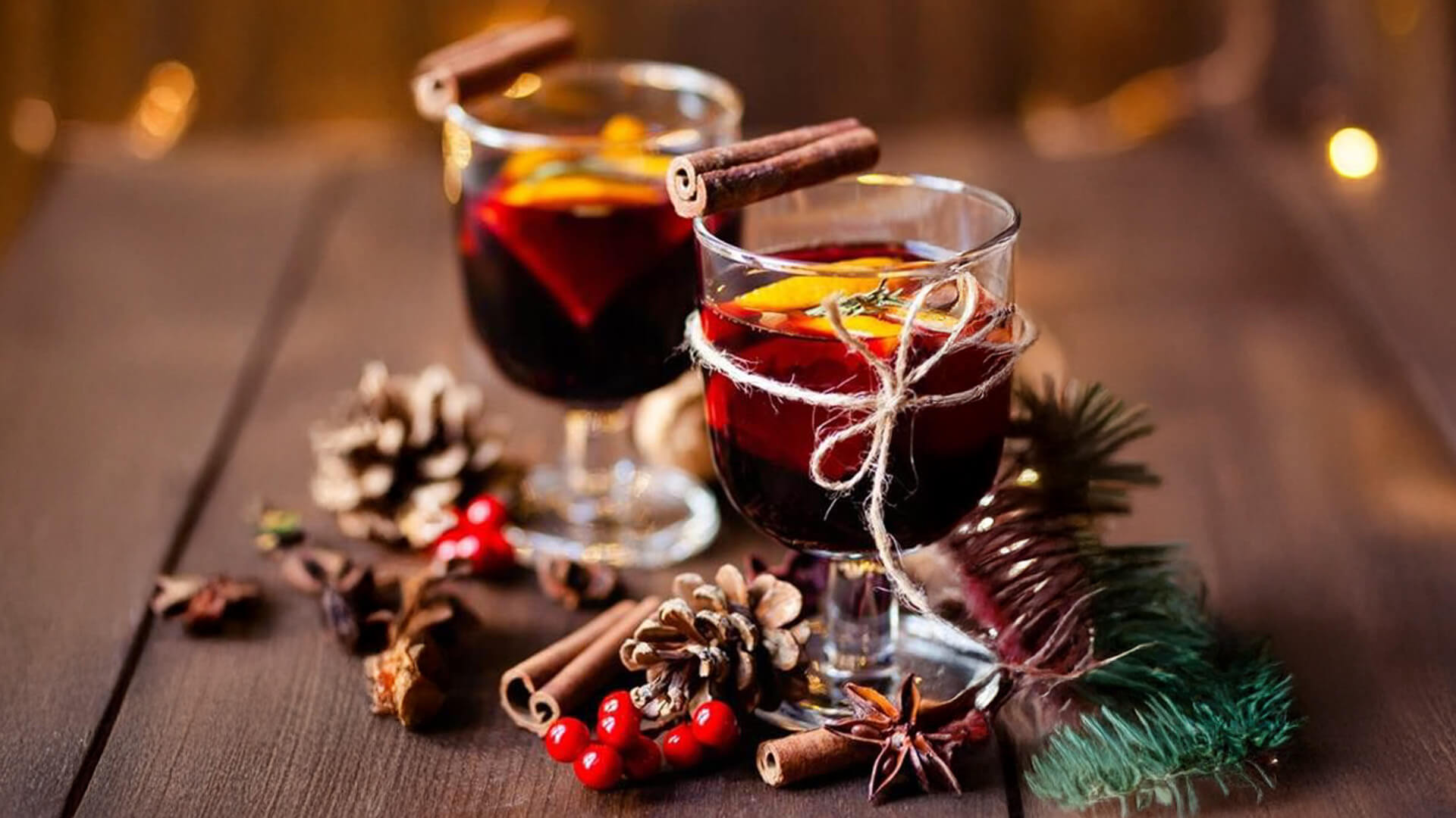 Şeffaf cam bardaklar veya kulplu kupalar kullanın. Böylece şarabın zengin rengini ve içindeki meyve parçalarını gösterir.