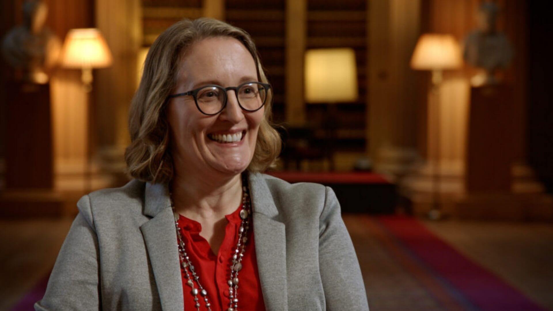 Cambridge Üniversitesi’nde deneysel sosyal psikoloji profesörü olan Simone Schnall