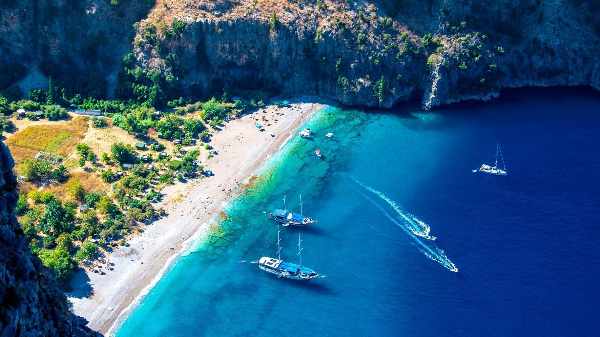 Deniz, Güneş ve Eğlencenin Buluştuğu En İyi Tatil Yerleri, Bodrum'dan Mykonos'a, Marmaris'ten Ibiza'ya: deniz, güneş ve eğlenceyi bir arada arayanlar için Türkiye'den ve dünyadan en popüler 10 tatil yeri.